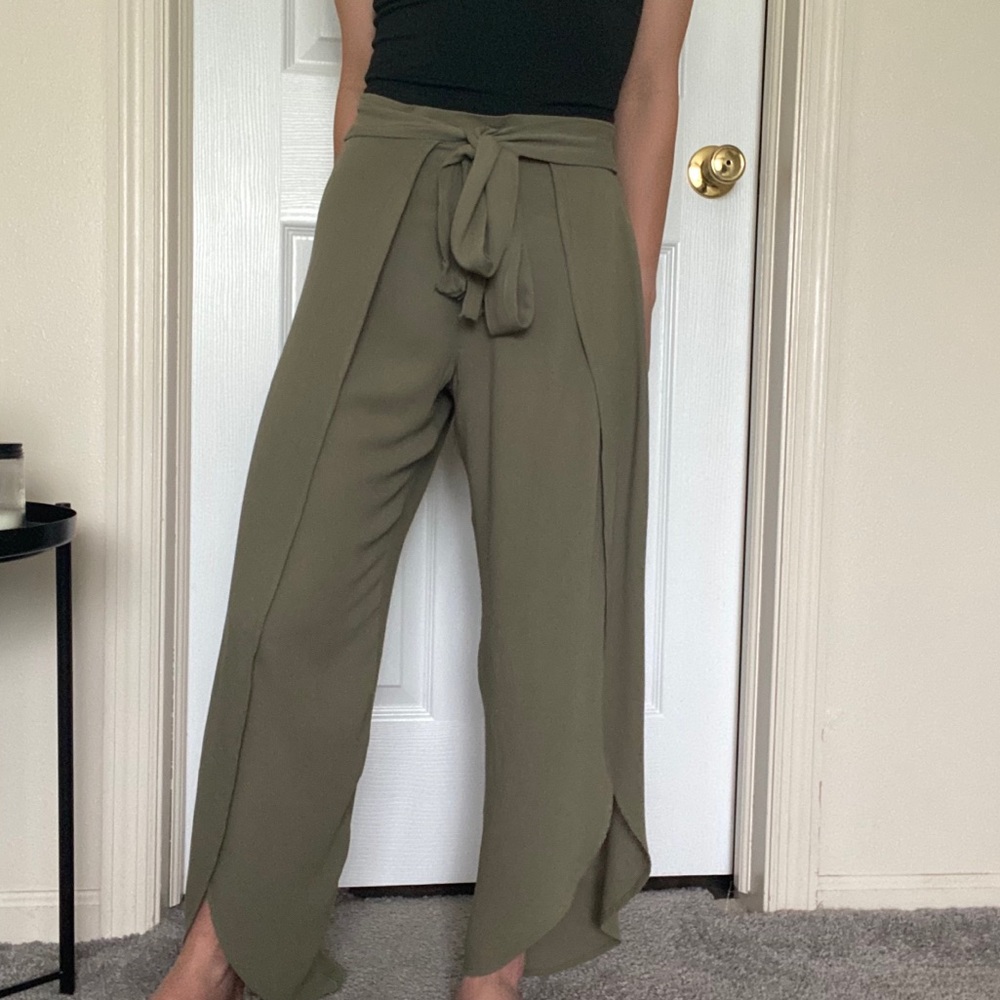 NWOT Tie-Front Tulip Culotte Pants